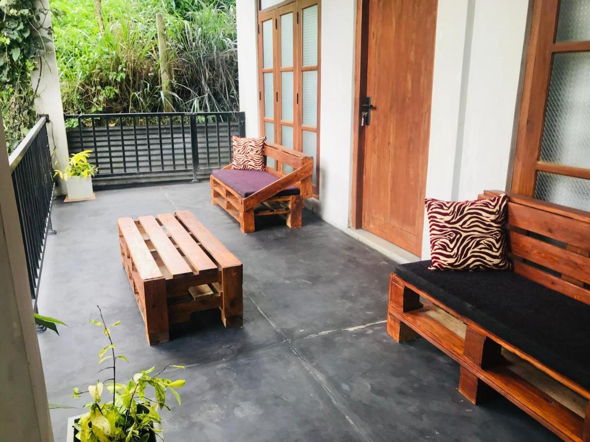 Montes Ella Bed & Breakfast Exterior photo