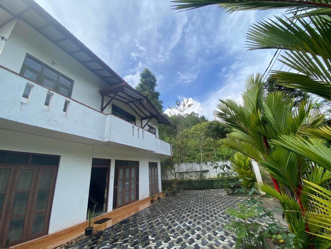 Montes Ella Bed & Breakfast Exterior photo
